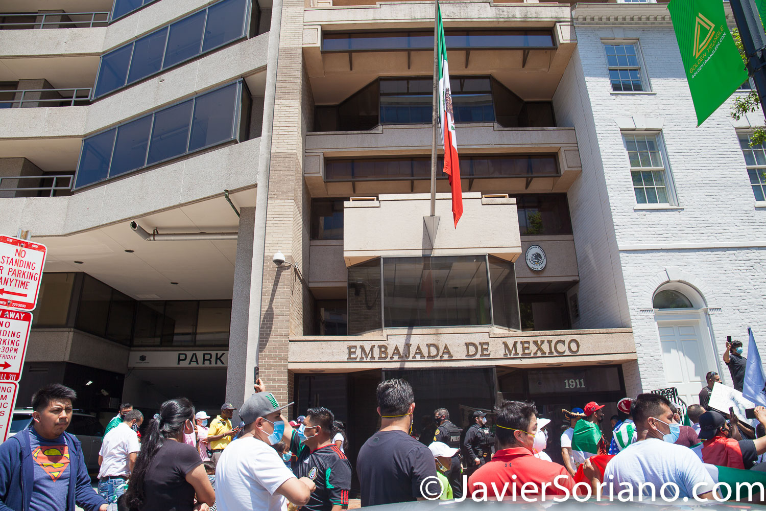 Miércoles 8 de julio de 2020. Washington, D. C., Estados Unidos de América - El presidente mexicano, Andrés Manuel López Obrador (comúnmente conocido por sus iniciales AMLO) se reunió con el presidente de USA, Donald Trump en Washington, D. C. Mexicanas y mexicanos realizaron diferentes manifestaciones en Washington, D. C. para apoyar al presidente mexicano. Mexicanas y mexicanos frente a la Embajada de México celebrando la visita del presidente mexicano. Foto por Javier Soriano/www.JavierSoriano.com