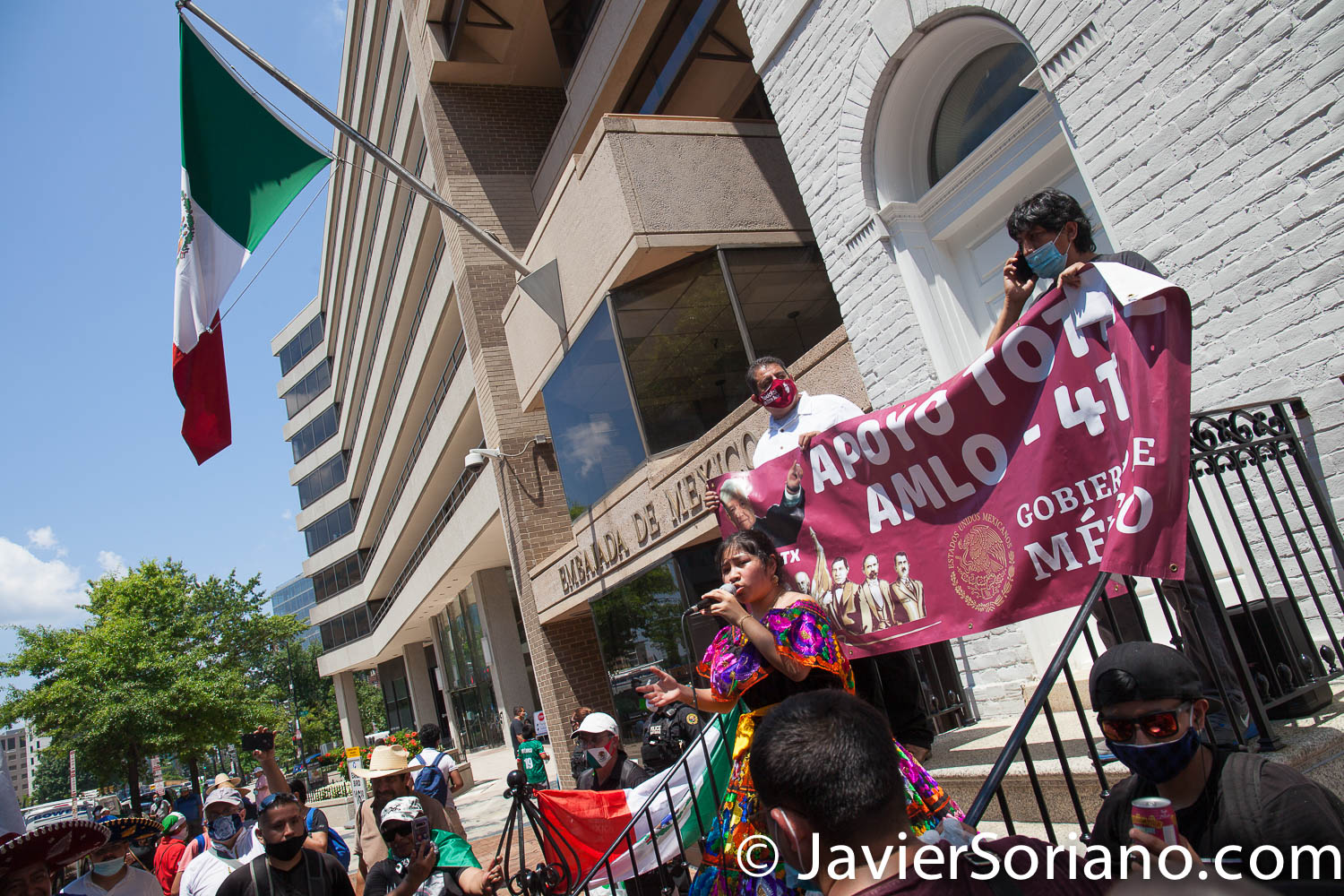 Miércoles 8 de julio de 2020. Washington, D. C., Estados Unidos de América - El presidente mexicano, Andrés Manuel López Obrador (comúnmente conocido por sus iniciales AMLO) se reunió con el presidente de USA, Donald Trump en Washington, D. C. Mexicanas y mexicanos realizaron diferentes manifestaciones en Washington, D. C. para apoyar al presidente mexicano. Mexicanas y mexicanos frente a la Embajada de México celebrando la visita del presidente mexicano. La cantante juvenil Diana Rojas interpretó diferentes canciones. Foto por Javier Soriano/www.JavierSoriano.com