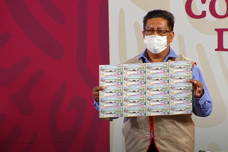Cachitos para la rifa del avión presidencial mexicano. Lotería Nacional Mexicana.  Esta es una captura de pantalla del video de la conferencia del miércoles 12 de agosto de 2020.