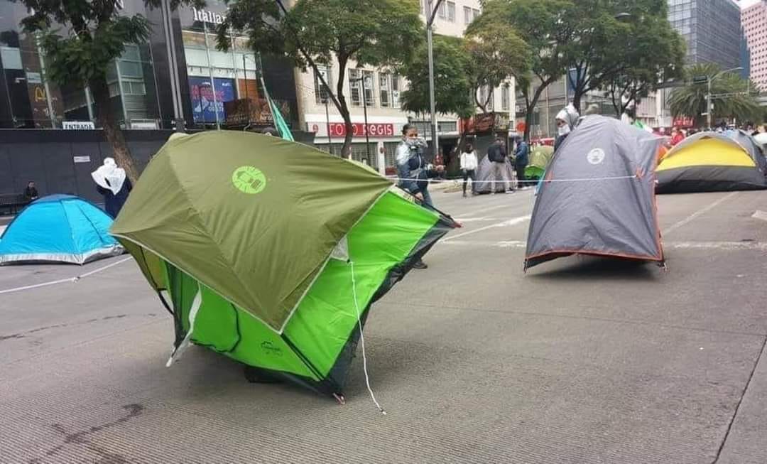 Domingo 20 de septiembre de 2020 - Casas de campaña que protestan contra AMLO en la ciudad de México.   "Aquí los de frena practicando levitación." Foto compartida en Facebook por Antonio Antonio.