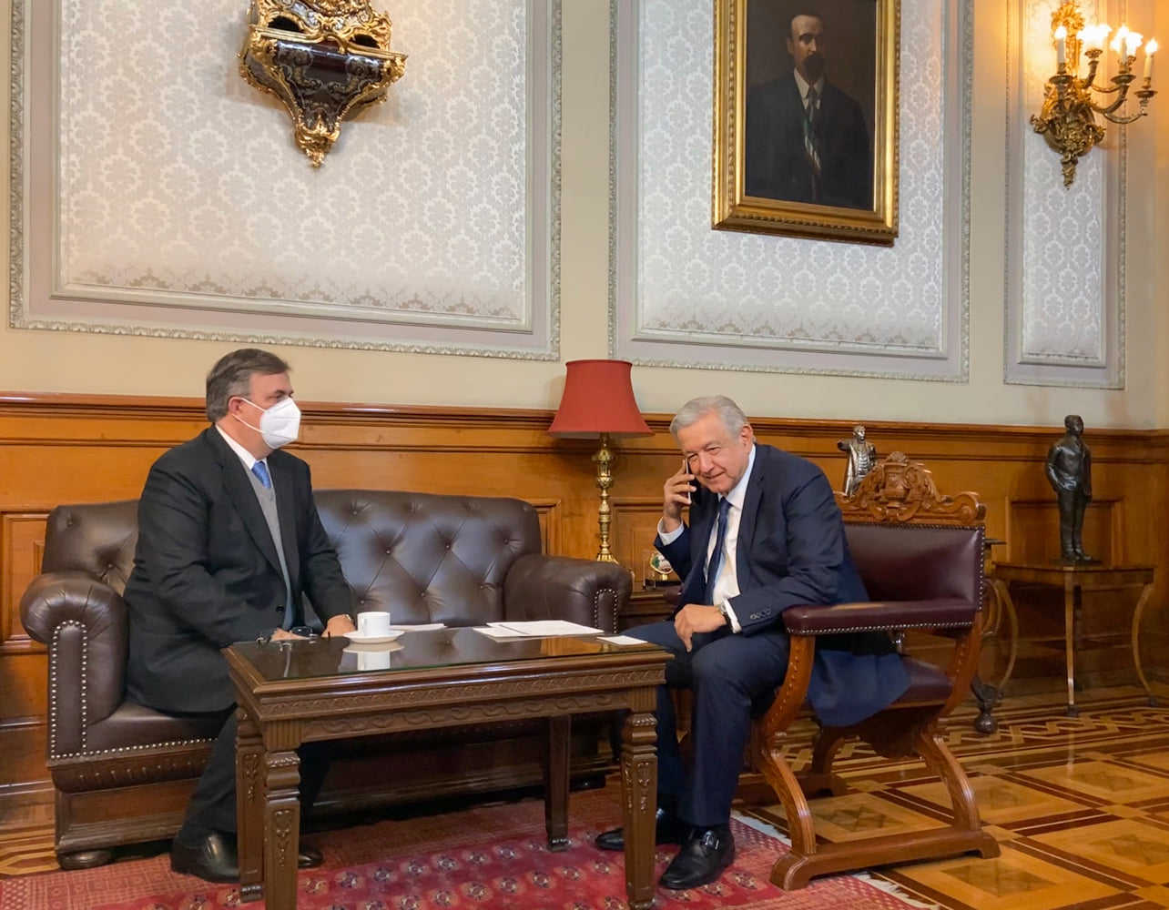 Lunes 19 de octubre de 2020 - El presidente mexicano Andrés Manuel López Obrador dijo en Facebook y en Twitter, “Felicitamos a Luis Alberto Arce Catacora quien triunfó ayer en las elecciones presidenciales de Bolivia. Celebramos que un grave conflicto se resolvió por la vía pacífica y democrática. Saludo organizaciones sociales, pueblos originarios, a Evo, al MAS y al pueblo boliviano.”  Foto por Andrés Manuel López Obrador.