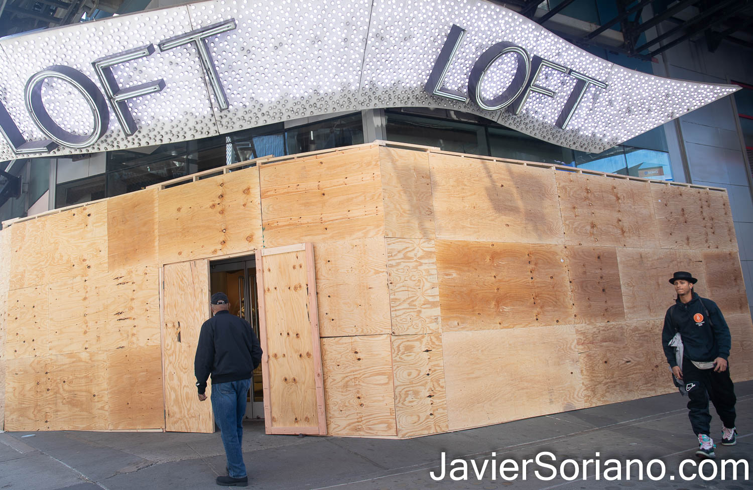Wednesday, November 4, 2020. Manhattan, New York City – Stores in the Times Square area covered their windows with boards. Store owners fear possible unrest after the general election day. Photo by Javier Soriano/www.JavierSoriano.com