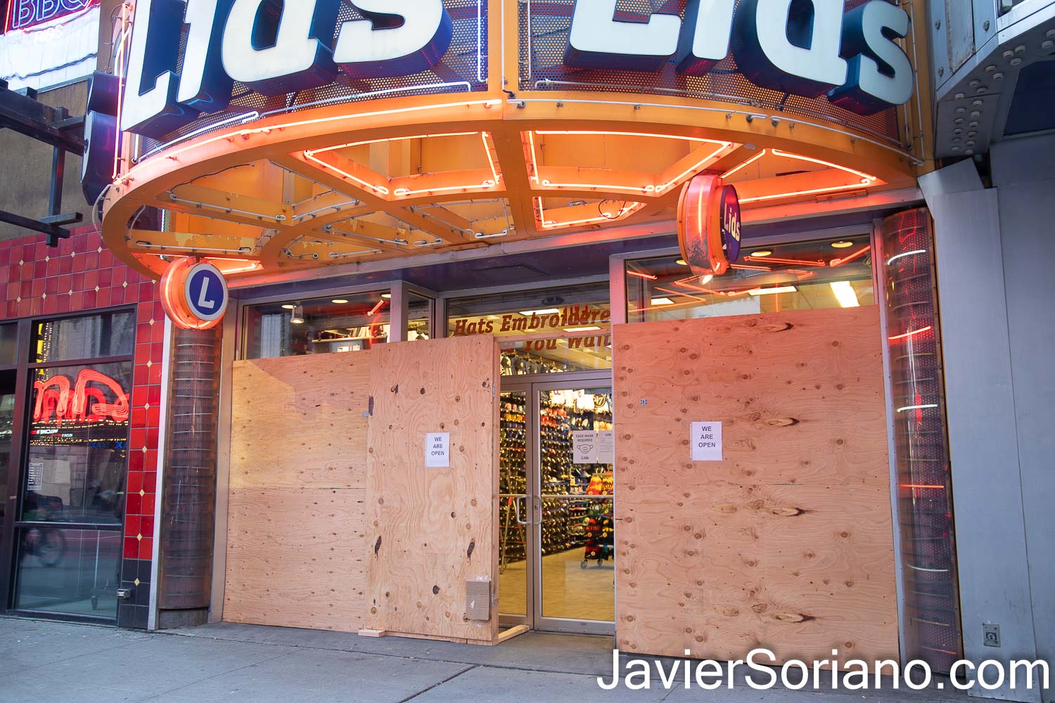 Wednesday, November 4, 2020. Manhattan, New York City – Stores in the Times Square area covered their windows with boards. Store owners fear possible unrest after the general election day. Photo by Javier Soriano/www.JavierSoriano.com