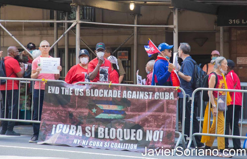 Miércoles 23 de junio de 2021. Ciudad de Nueva York - 184 países votaron en la Organización de las Naciones Unidas en contra del bloqueo de los Estados Unidos de América contra Cuba. Se abstuvieron: Colombia, Ucrania y los Emiratos Arabes Unidos. Votaron para continuar con el bloqueo: USA e Israel. Después de la votación, gente se reunió frente a la Misión de Cuba ante las Naciones Unidas para apoyar a Cuba. Foto por Javier Soriano/www.JavierSoriano.com