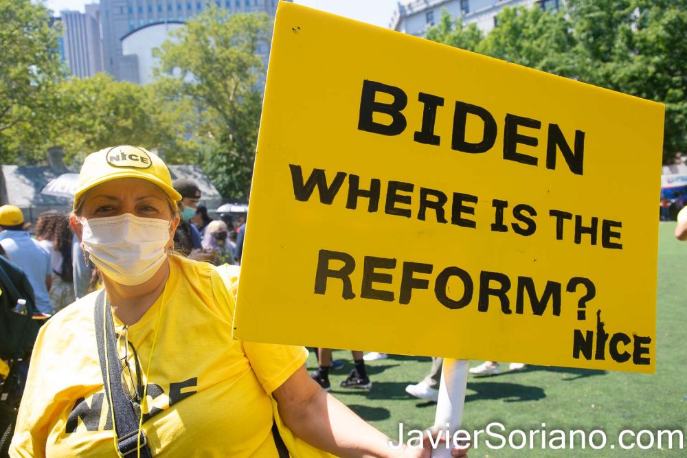 Viernes 23 de julio de 2021. Ciudad de Nueva York - Cientos de personas inmigrantes y personas aliadas marcharon de Chinatown, en el condado de Manhattan a Cadman Plaza Park, en el condado de Brooklyn, en la ciudad de Nueva York, para demandar al presidente Joe Biden, la vice presidenta Kamala Harris y el Congreso de los Estados Unidos de América, que aprueben una reforma migratoria para las 11 – 12 millones de personas inmigrantes indocumentadas en el país. Foto por Javier Soriano/www.JavierSoriano.com. Friday, July 23, 2021. New York City – Hundreds of immigrants and allies marched from Chinatown in Manhattan to Cadman Plaza Park in Brooklyn, New York City, to demand that President Joe Biden, Vice President Kamala Harris, and the U.S. Congress pass an immigration reform for the 11 - 12 million undocumented immigrants in the country. Photo by Javier Soriano/www.JavierSoriano.com.