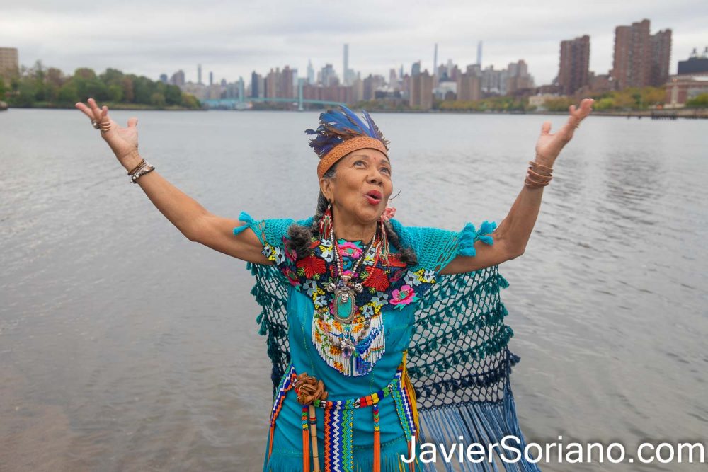 Lunes 11 de octubre de 2021. Ciudad de Nueva York - El Comité del Día de los Pueblos Indígenas en la ciudad de Nueva York (Indigenous Peoples Day New York City Committee en Inglés) realizó su evento Día de los Pueblos Indígenas, en Randall’s Island, Manhattan; Ciudad de Nueva York. ESTA FOTO: Esta señora participó en la ceremonia del agua. Foto por Javier Soriano/www.JavierSoriano.com