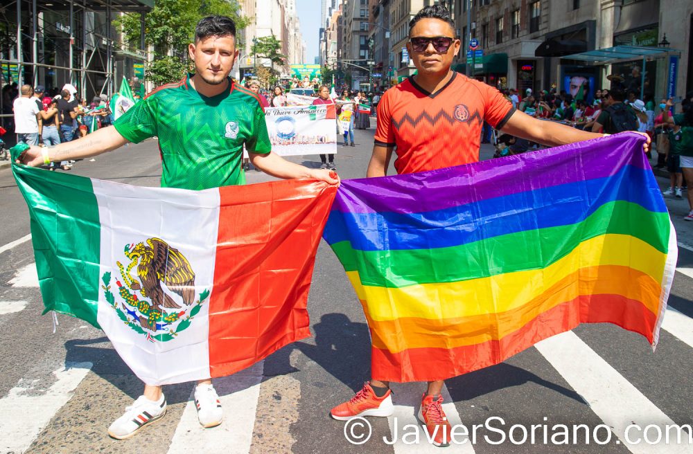 Domingo 18 de septiembre de 2022. Ocupada Manahatta, Lenapehoking (Manhattan, ciudad de Nueva York). – Miles de mexicanas, mexicanos, mexicanes celebraron el 212 aniversario del Grito de Independencia y el aniversario 201 de la Consumación de la Independencia de México en la ciudad de Nueva York.

ESTA FOTO: Hombres gays con la bandera de México y la bandera de la comunidad LGBTQIA+ en el desfile número 28 de la Independencia de México (Mexican Day Parade) en la Avenida Madison, en Manhattan; ciudad de Nueva York. Foto por Javier Soriano/www.JavierSoriano.com