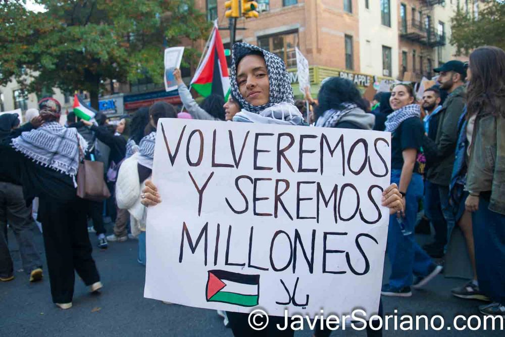 Sábado 21 de octubre de 2023. Ciudad de Nueva York - El sábado 21 de octubre de 2023, la organización Within Our Lifetime y otras organizaciones realizaron un mitin y marcha en apoyo de Gaza y toda Palestina en Bay Ridge, Brooklyn; Lenapehoking (ciudad de Nueva York). ESTA FOTO: Mujer de Cuba con un mensaje que dice, "Volveremos y seremos millones" y la bandera de Palestina pintada. Foto por Javier Soriano/www.JavierSoriano.com
