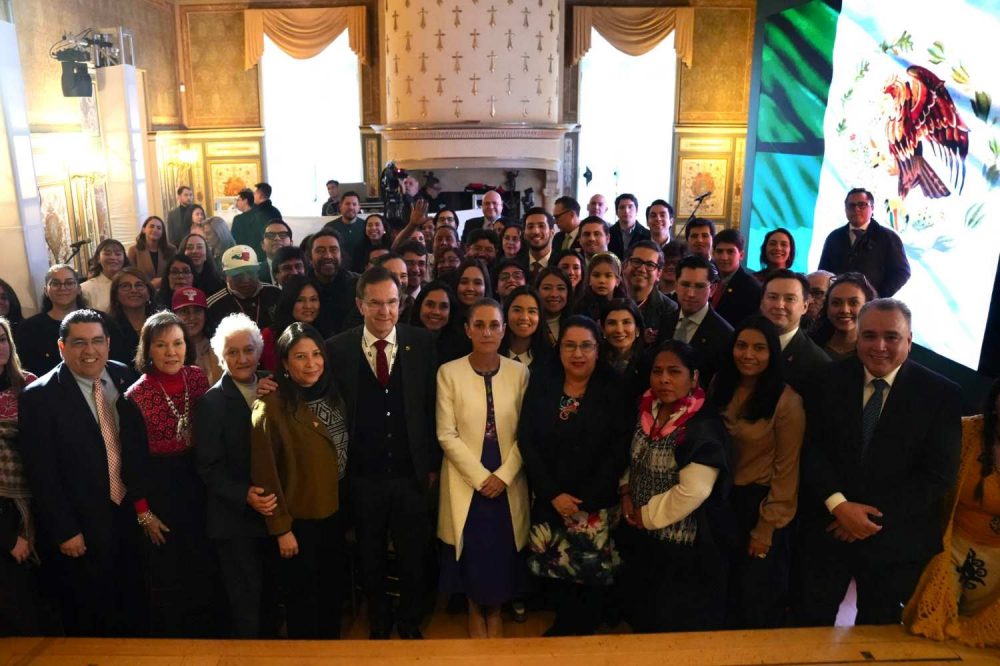 La presidenta de México, Claudia Sheinbaum Pardo y un grupo de personas “elegidas” adentro del Instituto Cultural Mexicano (afuera del edificio se encontraba un grupo de personas mexicanas apoyando a la presidenta que estaban en el frío), en Washington DC, la capital de los Estados Unidos de América, el 5 de diciembre de 2025. Foto por el gobierno mexicano.