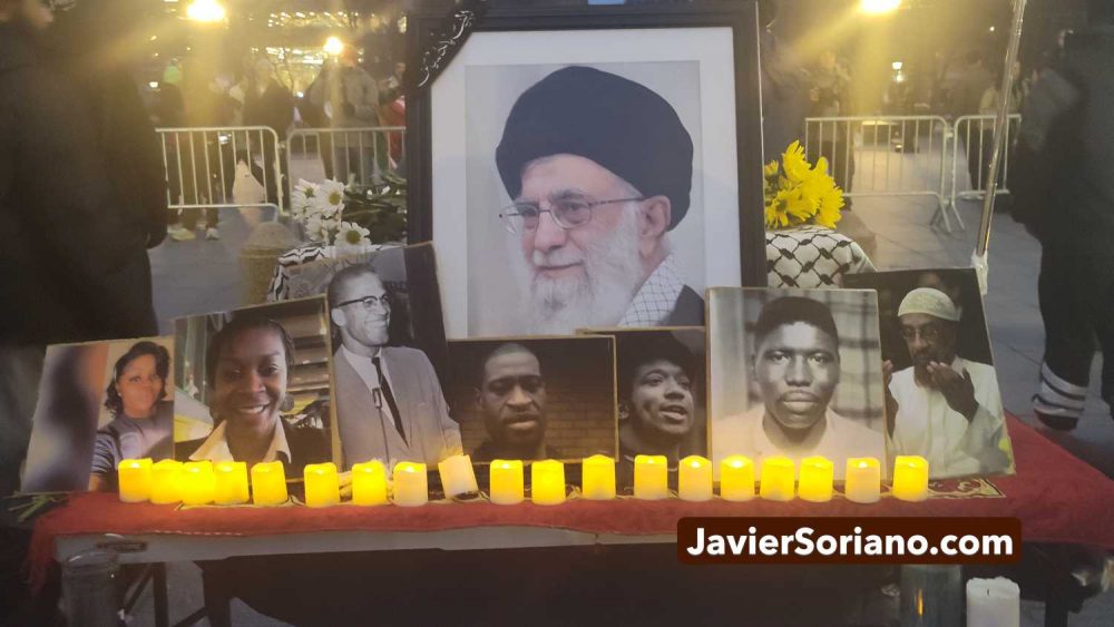 Viernes 6 de marzo de 2026. Washington Square Park. Manahatta, Lenapehoking (Manhattan, ciudad de Nueva York) – Personas neoyorquinas realizaron una vigilia en honor al martirio del Líder Supremo de Irán, el ayatolá Ali Hosseini Jameneí, asesinado por terroristas del gobierno estadounidense de Donald Trump – JD Vance el 28 de febrero de 2026. Foto por Javier Soriano/www.JavierSoriano.com On Friday, March 6, 2026, New Yorkers held a vigil in Washington Square Park, Manahatta; Lenapehoking (Manhattan, New York City) honoring the martyrdom of Iran’s Supreme Leader, Ayatollah Ali Hosseini Khamenei, assassinated by the US government led by Donald Trump – JD Vance on February 28, 2026. Photo by Javier Soriano/www.JavierSoriano.com