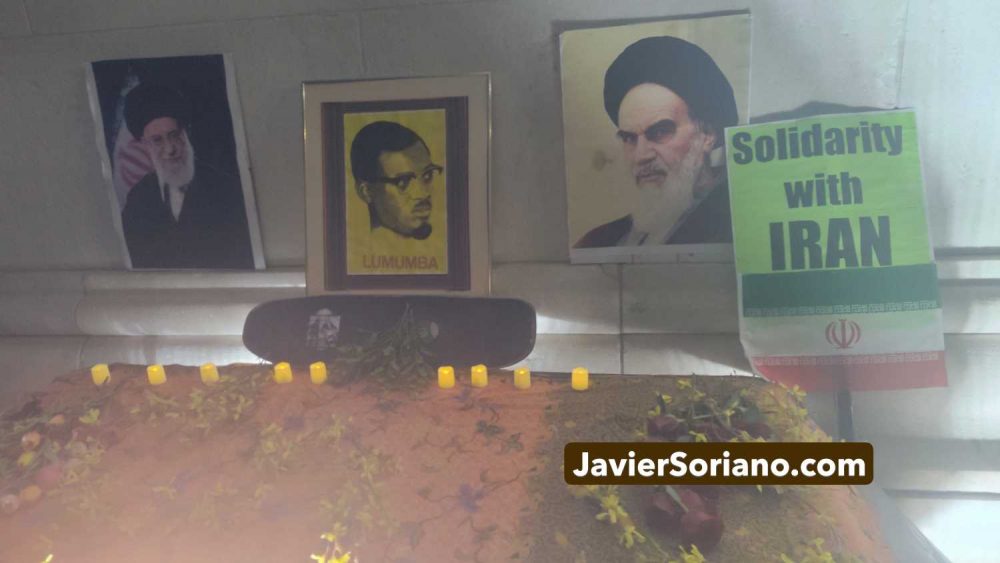 Viernes 6 de marzo de 2026. Washington Square Park. Manahatta, Lenapehoking (Manhattan, ciudad de Nueva York) – Personas neoyorquinas realizaron una vigilia en honor al martirio del Líder Supremo de Irán, el ayatolá Ali Hosseini Jameneí, asesinado por terroristas del gobierno estadounidense de Donald Trump – JD Vance el 28 de febrero de 2026. Foto por Javier Soriano/www.JavierSoriano.com On Friday, March 6, 2026, New Yorkers held a vigil in Washington Square Park, Manahatta; Lenapehoking (Manhattan, New York City) honoring the martyrdom of Iran’s Supreme Leader, Ayatollah Ali Hosseini Khamenei, assassinated by the US government led by Donald Trump – JD Vance on February 28, 2026. Photo by Javier Soriano/www.JavierSoriano.com