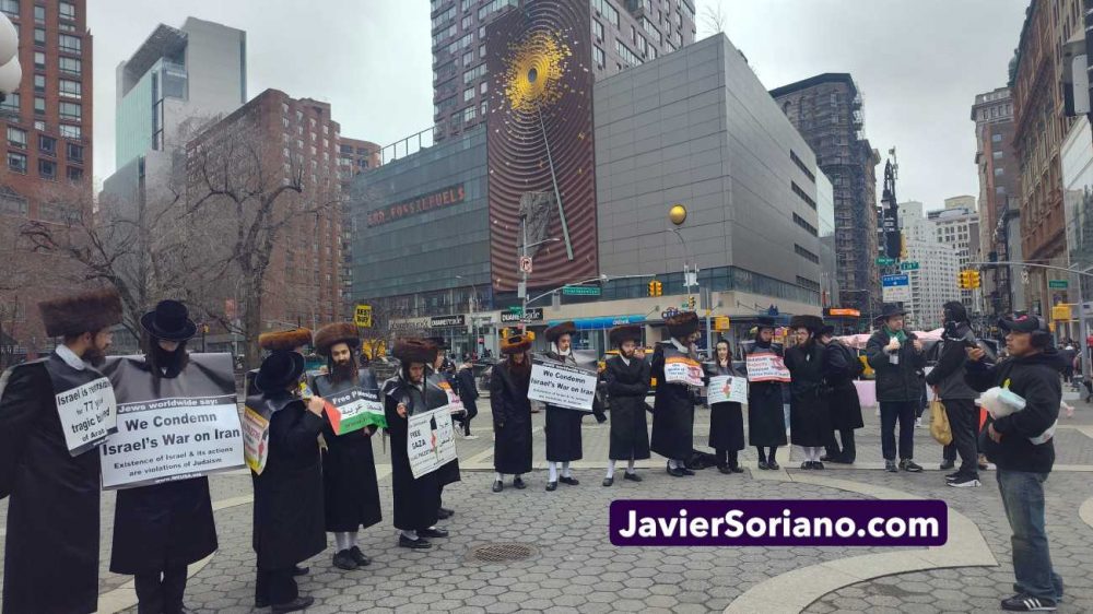 The rally and march “STOP THE WAR ON IRAN!” in Manahatta, Lenapehoking (Manhattan, New York City), was organized by the ANSWER Coalition, The People’s Forum, Party for Socialism and Liberation, Palestinian Youth Movement, and other organizations on Saturday, March 7, 2026. THIS PHOTO: Anti-zionist Jews of the organization Neturei Karta International attended the peaceful pro-PEACE protest. Photo by Javier Soriano/www.JavierSoriano.com .

El mitin y marcha “¡ALTO A LA GUERRA CONTRA IRÁN!” en Manahatta, Lenapehoking (Manhattan, ciudad de Nueva York), fue organizada por la ANSWER Coalition, The People’s Forum, Party for Socialism and Liberation, Palestinian Youth Movement y otras organizaciones el sábado 7 de marzo de 2026. ESTA FOTO: Judíos antisionistas de la organización Neturei Karta International asistieron a la protesta pacífica a favor de la PAZ. Foto por Javier Soriano/www.JavierSoriano.com . 