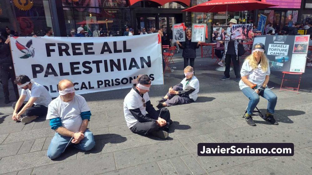 The protest “FREE ALL PALESTINIAN POLITICAL PRISONERS” in Times Square, Manahatta; Lenapehoking (Manhattan, New York City), was organized by the organization Palestinian Assembly for Liberation Long Island chapter, on Saturday, April 18, 2026. Photo by Javier Soriano/www.JavierSoriano.com.
La protesta “LIBEREN A TODOS LOS PRESOS POLÍTICOS PALESTINOS” en Times Square, Manahatta; Lenapehoking (Manhattan, ciudad de Nueva York), fue organizada por la organización Palestinian Assembly for Liberation —grupo de Long Island— el sábado 18 de abril de 2026. Foto por Javier Soriano/www.JavierSoriano.com.