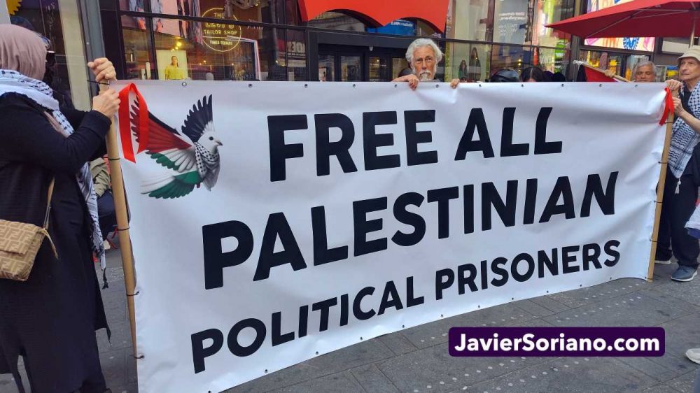 The protest “FREE ALL PALESTINIAN POLITICAL PRISONERS” in Times Square, Manahatta; Lenapehoking (Manhattan, New York City), was organized by the organization Palestinian Assembly for Liberation Long Island chapter, on Saturday, April 18, 2026. Photo by Javier Soriano/www.JavierSoriano.com. La protesta “LIBEREN A TODOS LOS PRESOS POLÍTICOS PALESTINOS” en Times Square, Manahatta; Lenapehoking (Manhattan, ciudad de Nueva York), fue organizada por la organización Palestinian Assembly for Liberation —grupo de Long Island— el sábado 18 de abril de 2026. Foto por Javier Soriano/www.JavierSoriano.com.