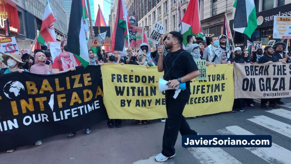 The “Palestinian Prisoners Day March” in Manahatta, Lenapehoking (Manhattan, New York City), was organized by Within Our Lifetime, on Friday, April 17, 2026. Photo by Javier Soriano/www.JavierSoriano.com.
La “Marcha del Día de los Prisioneros Palestinos”en Manahatta, Lenapehoking (Manhattan, ciudad de Nueva York), fue organizada por Within Our Lifetime el viernes 17 de abril de 2026. Foto por Javier Soriano/www.JavierSoriano.com.
