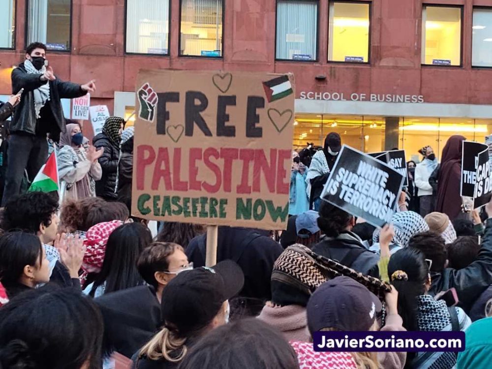 Monday, April 22, 2024. Manhattan, New York City - On April 22, 2024, students and faculty began the first “Gaza Solidarity Encampment” at New York University (NYU), demanding NYU to divest from companies with ties to the zionist, apartheid, terrorist entity. THIS PHOTO: Hundreds of peaceful New Yorkers inside and outside the Gaza Solidarity Encampment. A protester with the sign: “FREE PALESTINE. CEASEFIRE NOW.” Photo by Javier Soriano/www.JavierSoriano.com.