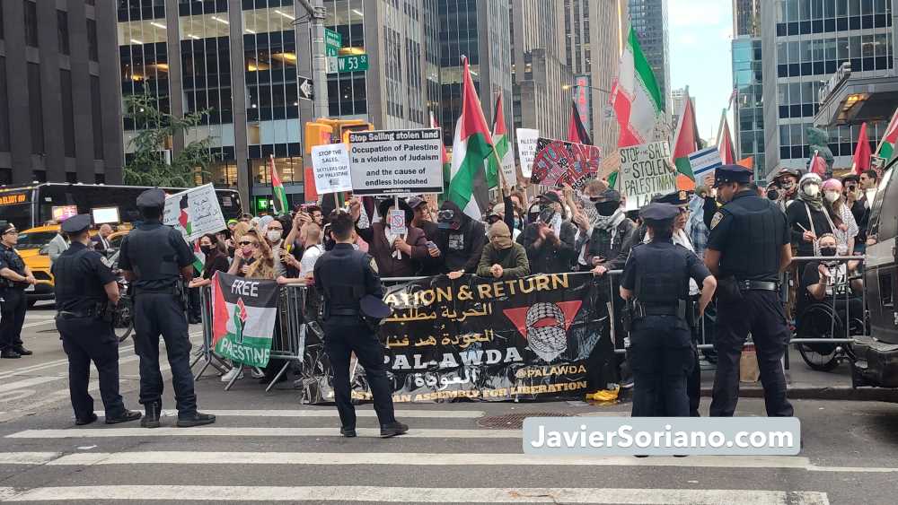 Thursday, May 28, 2026. Occupied Lenapehoking (New York City) – The protest “STOP THE SALE OF STOLEN PALESTINIAN LAND” outside the Hilton Midtown in Manhattan, was organized by PAL-Awda NY/NJ, on May 28, 2026. There were hundreds of Palestinians, anti-zionist Jews and other pro-Palestine, anti-genocide New Yorkers protesting against the sale of stolen land in Palestine and the settler recruitment event inside the Hilton hotel. Photo by Javier Soriano/www.JavierSoriano.com.