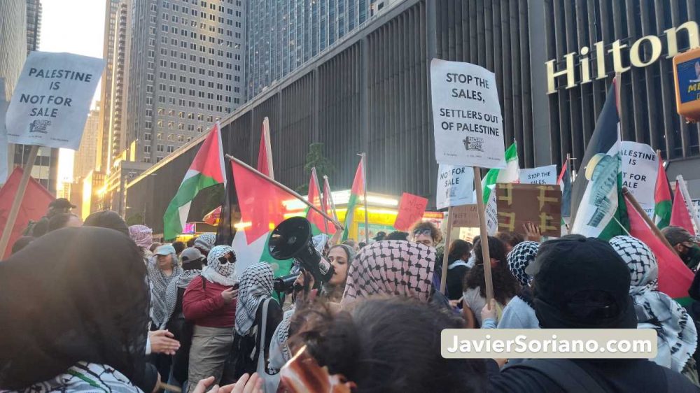 Thursday, May 28, 2026. Occupied Lenapehoking (New York City) – The protest “STOP THE SALE OF STOLEN PALESTINIAN LAND” outside the Hilton Midtown in Manhattan, was organized by PAL-Awda NY/NJ, on May 28, 2026. There were hundreds of Palestinians, anti-zionist Jews and other pro-Palestine, anti-genocide New Yorkers protesting against the sale of stolen land in Palestine and the settler recruitment event inside the Hilton hotel. Photo by Javier Soriano/www.JavierSoriano.com.