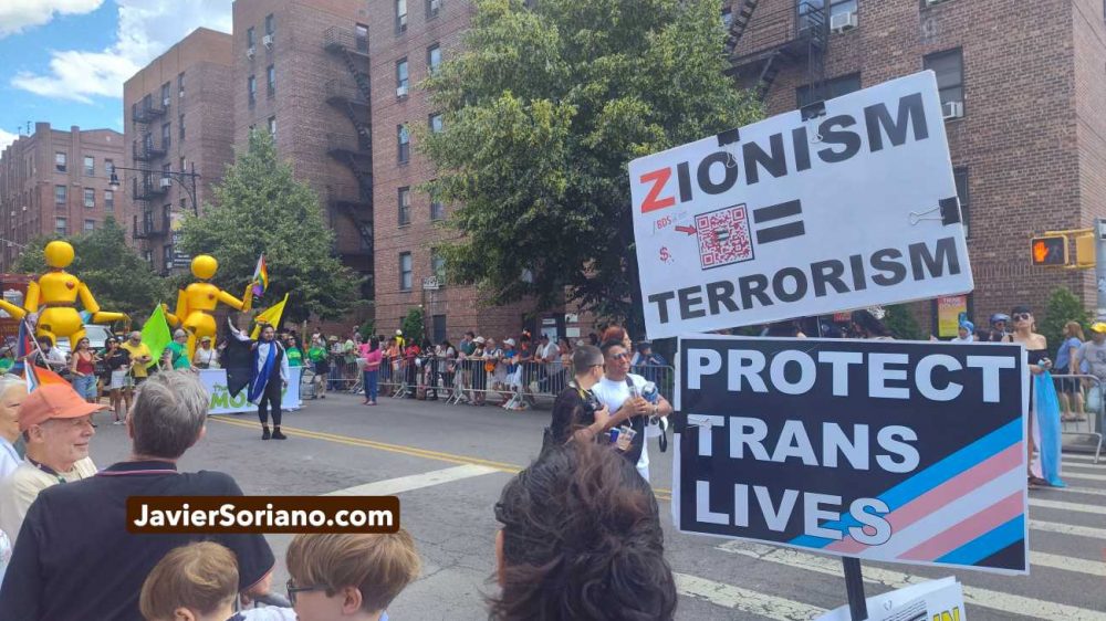 Pro-Palestine, anti-genocide LGBTQ+ New Yorkers and allies participated in the Queens Pride Parade in Jackson Heights, Queens; Lenapehoking (New York City) on Sunday, June 7, 2026. Photo by Javier Soriano/www.JavierSoriano.com. Personas neoyorquinas LGBTQ+, junto a personas aliadas, que apoyan la soberanía de Palestina y que están contra el genocidio, participaron en el Desfile del Orgullo de Queens en Jackson Heights, Queens; Lenapehoking (ciudad de Nueva York), el domingo 7 de junio de 2026. Foto de Javier Soriano/www.JavierSoriano.com.