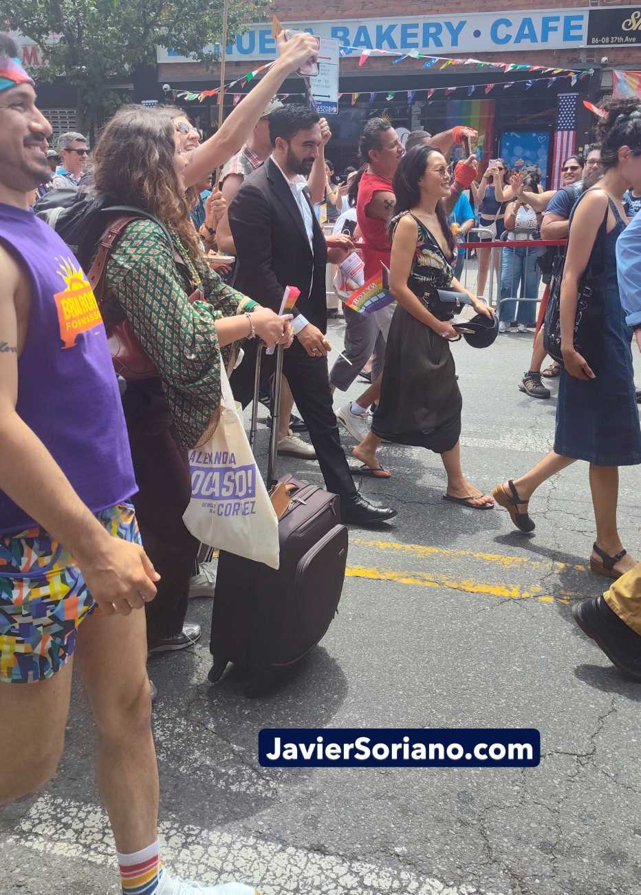 Pro-Palestine, anti-genocide LGBTQ+ New Yorkers and allies participated in the Queens Pride Parade in Jackson Heights, Queens; Lenapehoking (New York City) on Sunday, June 7, 2026. THIS PHOTO: New York City mayor, Zohran Kwame Mamdani, and other people. Photo by Javier Soriano/www.JavierSoriano.com. Personas neoyorquinas LGBTQ+, junto a personas aliadas, que apoyan la soberanía de Palestina y que están contra el genocidio, participaron en el Desfile del Orgullo de Queens en Jackson Heights, Queens; Lenapehoking (ciudad de Nueva York), el domingo 7 de junio de 2026. ESTA FOTO: El alcalde de la ciudad de Nueva York, Zohran Kwame Mamdani y otras personas. Foto de Javier Soriano/www.JavierSoriano.com.