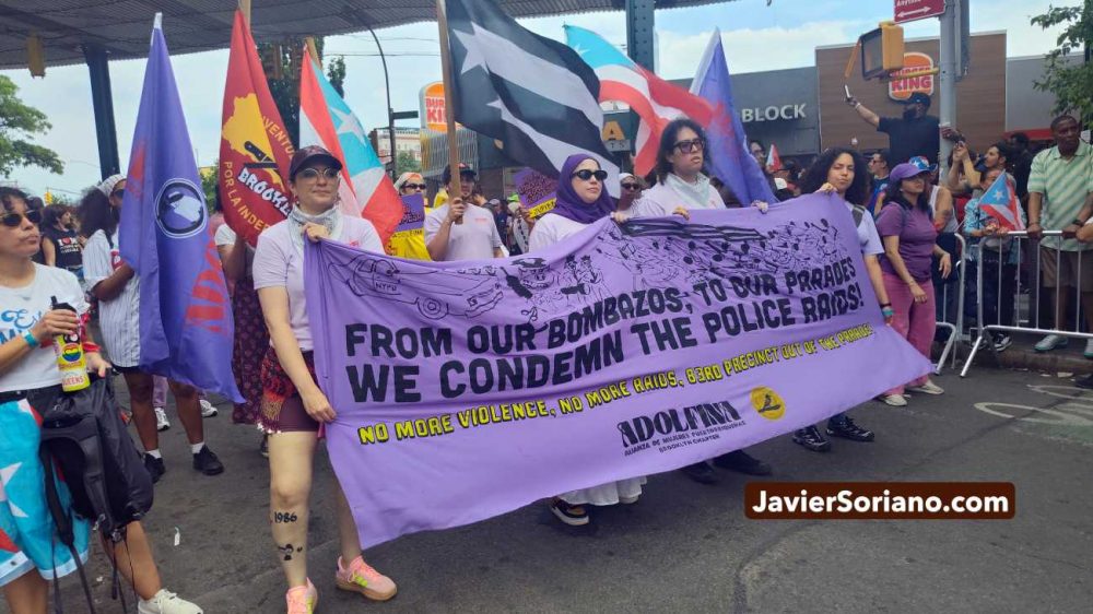The 8th Annual Knickerbocker Avenue Puerto Rican Day Parade in Bushwick, Brooklyn; Lenapehoking (New York City), was on Sunday, June 14, 2026. THIS PHOTO: "From our bombazos to our parades, we condemn the police raids! No more violence, no more raids, 83rd precinct, out of the parade!"_Adolfina Brooklyn. Photo by Javier Soriano/www.JavierSoriano.com.
El 8.º Desfile Anual del Día Puertorriqueño de Knickerbocker Avenue en Bushwick, Brooklyn; Lenapehoking (ciudad de Nueva York), se realizó el domingo 14 de junio de 2026. ESTA FOTO: "De nuestros bombazos a nuestros desfiles, ¡condenamos las redadas policiales! ¡No más violencia, no más redadas; fuera el precinto 83 del desfile!"—Adolfina Brooklyn. Foto de Javier Soriano/www.JavierSoriano.com.